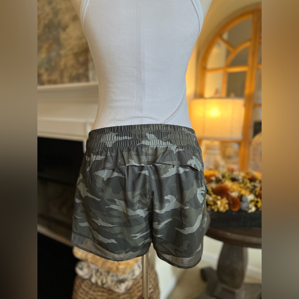 EUC! ATHLETA MESH RACER RUN MID RISE 4 SHORT size small - Picture 3 of 12